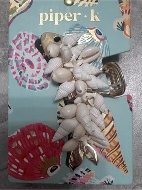 Piper•K White Shell Cluster Hair Clip fish